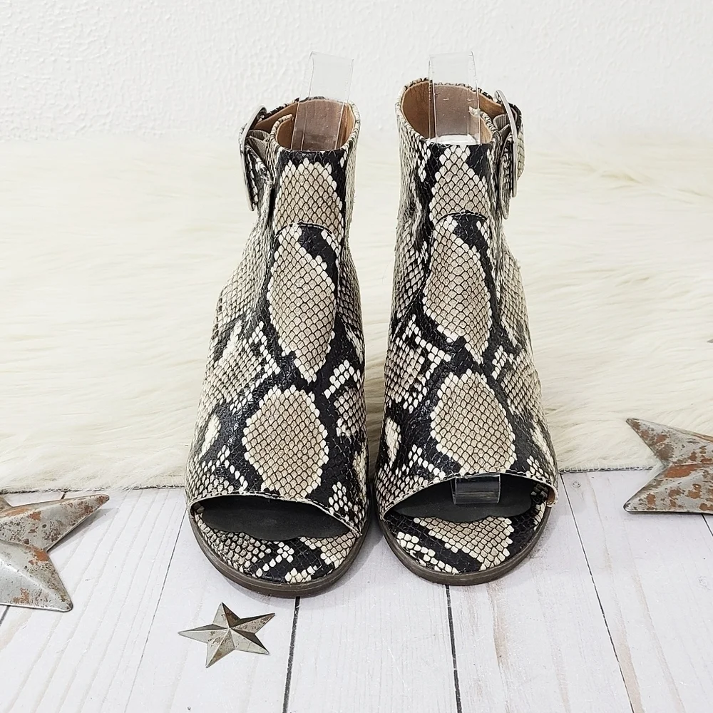 Vionic Blakely peep toe ankle boots natural snake size 7